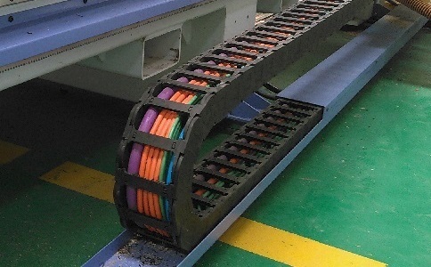 電纜、氣管、水管都可置于拖鏈中